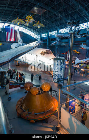 Stati Uniti d'America, Virginia, Herdon, Museo Nazionale dell'aria e dello spazio, Steven F. Udvar-Hazy Center, air museum, vista in elevazione di noi NASA Space Shuttle Foto Stock