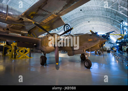 Stati Uniti d'America, Virginia, Herdon, Museo Nazionale dell'aria e dello spazio, Steven F. Udvar-Hazy Center, air museum, WW2-SER NOI P-38 Lightning aereo da caccia Foto Stock