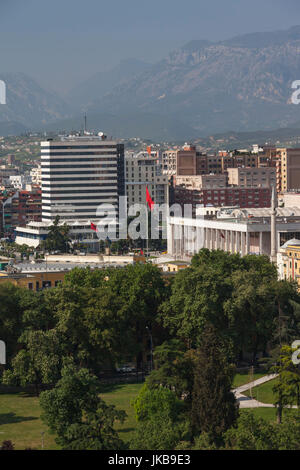 L'Albania, Tirana, vista in elevazione della Piazza Skanderbeg Foto Stock