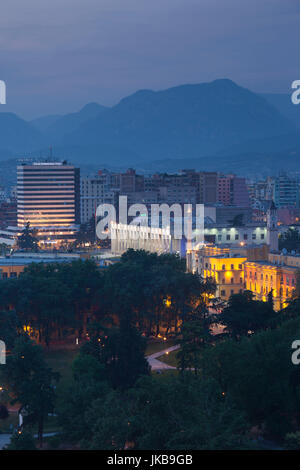 L'Albania, Tirana, vista in elevazione della Piazza Skanderbeg, crepuscolo Foto Stock