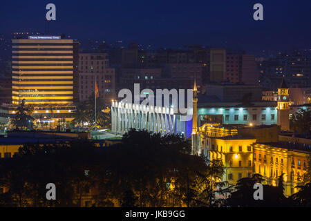 L'Albania, Tirana, vista in elevazione della Piazza Skanderbeg, crepuscolo Foto Stock