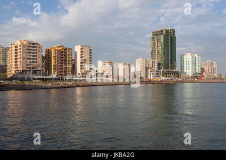 L'Albania, Durazzo, edifici lungo la passeggiata lungomare Foto Stock