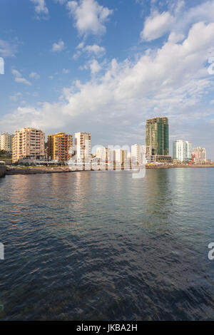 L'Albania, Durazzo, edifici lungo la passeggiata lungomare Foto Stock