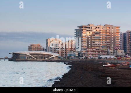 L'Albania, Durazzo, edifici lungo la passeggiata lungomare Foto Stock