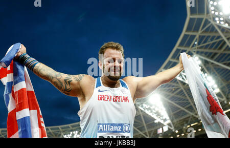 Gran Bretagna Aled Davies celebra la vittoria negli uomini F42 colpo messo durante il giorno nove del 2017 World Para di Atletica a Londra Stadium. Foto Stock