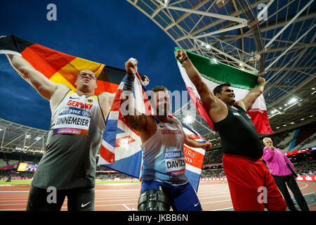 Gran Bretagna Aled Davies (centro) celebra la vittoria in uomini della F42 colpo messo accanto al secondo posto dell'Iran Mohammadian Sajad (a destra) e al terzo posto la Germania Frank Tinnemeier durante il giorno nove del 2017 World Para di Atletica a Londra Stadium. Foto Stock