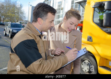 Razza mista donna pacchetto di ricezione da uomo di consegna Foto Stock