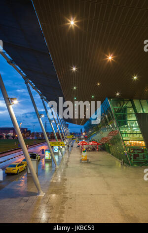 Albania Tirana Rinas, Madre Teresa International Airport Terminal, crepuscolo Foto Stock