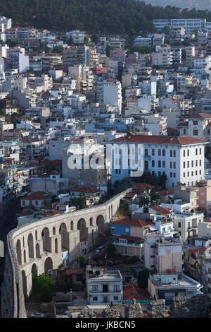 La Grecia e la Macedonia orientale e Tracia Regione, Kavala, elevati vista città con il Kamares acquedotto, costruito nel 1530 dal sultano Solimano il Magnifico, mattina Foto Stock