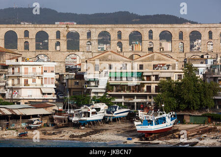 La Grecia e la Macedonia orientale e Tracia Regione, Kavala, elevati vista città con il Kamares acquedotto, costruito nel 1530 dal sultano Solimano il Magnifico, mattina Foto Stock