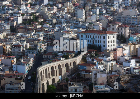 La Grecia e la Macedonia orientale e Tracia Regione, Kavala, elevati vista città con il Kamares acquedotto, costruito nel 1530 dal sultano Solimano il Magnifico, mattina Foto Stock