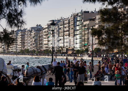 La Grecia e la Macedonia centrale regione di Salonicco, vista sul lungomare con le persone Foto Stock