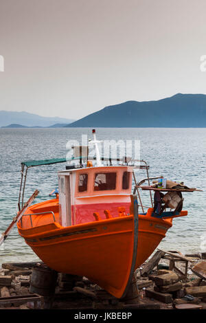 La Grecia, Regione di Tessaglia, Trikeri, Pelion Peninsula, vista città dal porto Foto Stock