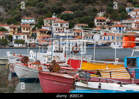 La Grecia, Regione di Tessaglia, Trikeri, Pelion Peninsula, vista città dal porto Foto Stock