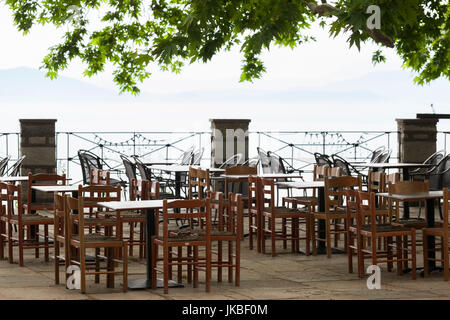 La Grecia, Regione di Tessaglia, Makrinitsa, Pelion Peninsula, outdoor cafe tabelle Foto Stock