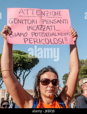 Roma, Italia. 22 Luglio, 2017. Manifestazione a Roma per chiedere la libertà di scelta per la vaccinazione, contro il decreto del Ministro della Sanità Beatrice Lorenzin approvato due giorni fa in Senato, e passa ora all'esame del Parlamento, che prevede l'obbligo per 10 vaccinazioni Credito: Patrizia Cortellessa/Pacific Press/Alamy Live News Foto Stock