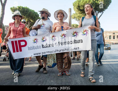 Roma, Italia. 22 Luglio, 2017. Manifestazione a Roma per chiedere la libertà di scelta per la vaccinazione, contro il decreto del Ministro della Sanità Beatrice Lorenzin approvato due giorni fa in Senato, e passa ora all'esame del Parlamento, che prevede l'obbligo per 10 vaccinazioni Credito: Patrizia Cortellessa/Pacific Press/Alamy Live News Foto Stock