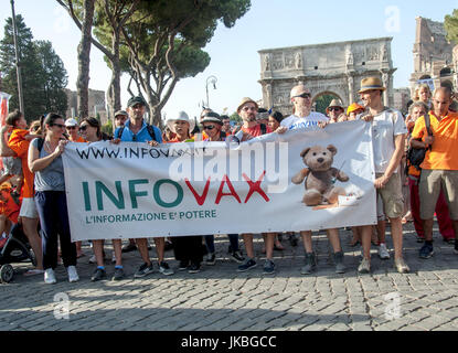 Roma, Italia. 22 Luglio, 2017. Manifestazione a Roma per chiedere la libertà di scelta per la vaccinazione, contro il decreto del Ministro della Sanità Beatrice Lorenzin approvato due giorni fa in Senato, e passa ora all'esame del Parlamento, che prevede l'obbligo per 10 vaccinazioni Credito: Patrizia Cortellessa/Pacific Press/Alamy Live News Foto Stock