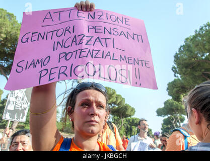 Roma, Italia. 22 Luglio, 2017. Manifestazione a Roma per chiedere la libertà di scelta per la vaccinazione, contro il decreto del Ministro della Sanità Beatrice Lorenzin approvato due giorni fa in Senato, e passa ora all'esame del Parlamento, che prevede l'obbligo per 10 vaccinazioni Credito: Patrizia Cortellessa/Pacific Press/Alamy Live News Foto Stock