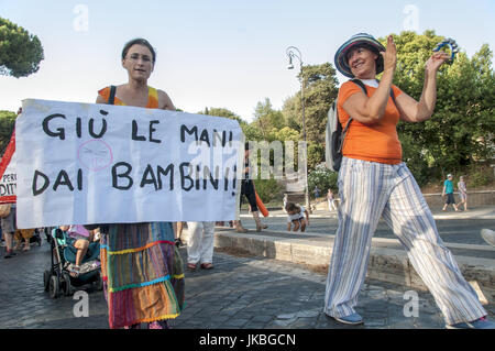 Roma, Italia. 22 Luglio, 2017. Manifestazione a Roma per chiedere la libertà di scelta per la vaccinazione, contro il decreto del Ministro della Sanità Beatrice Lorenzin approvato due giorni fa in Senato, e passa ora all'esame del Parlamento, che prevede l'obbligo per 10 vaccinazioni Credito: Patrizia Cortellessa/Pacific Press/Alamy Live News Foto Stock