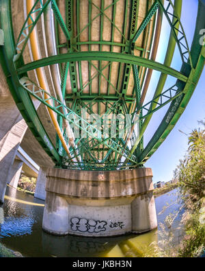 Le travi di un ponte di selvatico preso con un obiettivo fisheye Foto Stock