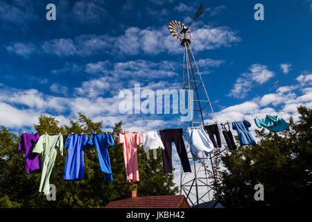 Stati Uniti d'America, Pennsylvania, Pennsylvania Dutch Country, Lancaster, Amish e Farm House Museum, servizio lavanderia essiccazione su stendibiancheria Foto Stock