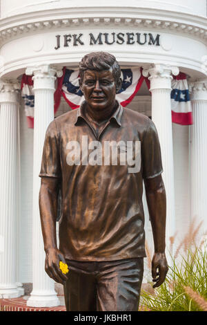 Stati Uniti d'America, Massachusetts, Cape Cod, Hyannis, Museo JFK, il museo e la statua di ex presidente John F. Kennedy Foto Stock