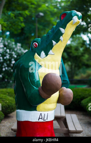 Stati Uniti d'America, Massachusetts, Cape Cod, Hyannis, boxe Alligator statua sul campo da mini-golf Foto Stock