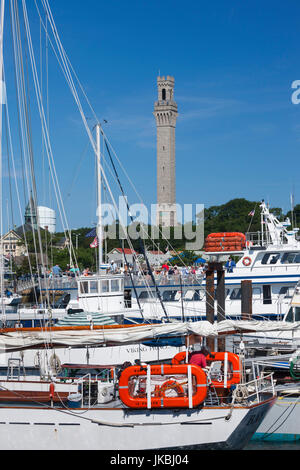 Stati Uniti d'America, Massachusetts, Cape Cod, a Provincetown, la vista della città e il monumento del pellegrino da MacMilan Pier Foto Stock