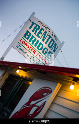 Stati Uniti d'America, Maine, Trenton, segno per la Trenton Bridge Lobster Pound Foto Stock