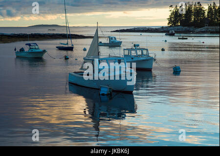 Stati Uniti d'America, Maine, Newagen, Sunset Harbour View dalla cornuti isole Foto Stock