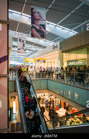 Inghilterra, Londra Heathrow International Airport, terminale 5, elevata lobby e visualizzare Foto Stock