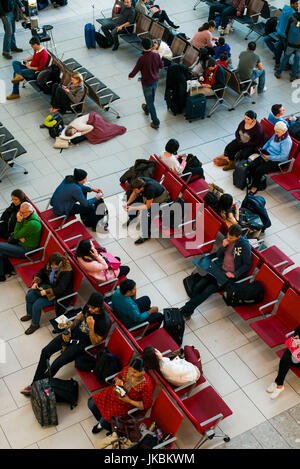 Inghilterra, Londra Heathrow International Airport, terminale 5, elevata lobby e visualizzare Foto Stock