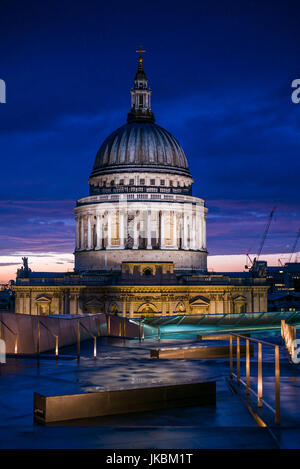 Inghilterra, Londra, la città, la Cattedrale di San Paolo da un nuovo cambiamento, crepuscolo Foto Stock