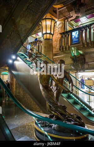 Inghilterra, Londra, Kinghtsbridge, Harrod's Department Store, Dodi Fayed e il Princess Diana Memorial statua Foto Stock