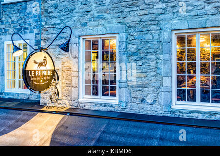 La città di Quebec, Canada - 31 Maggio 2017: Le Repaire restaurant sign closeup durante ore blu da inferiore città vecchia strada chiamata Rue du Petit Champlain su esca Foto Stock