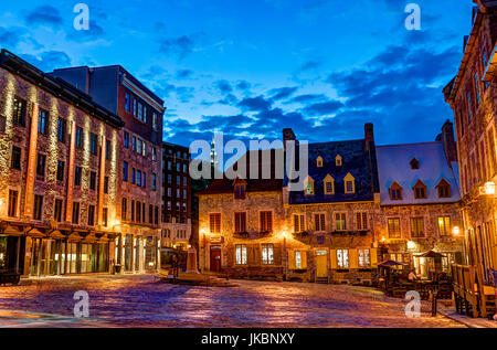 La città di Quebec, Canada - 31 Maggio 2017: Inferiore città vecchia strada a la place royale di notte al crepuscolo Foto Stock