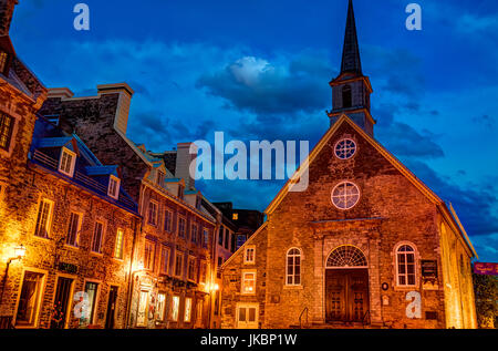 La città di Quebec, Canada - 31 Maggio 2017: Inferiore città vecchia strada a la place royale di notte con la cattedrale di Notre-dame-des-vittorie chiesa Foto Stock