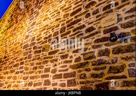 La città di Quebec, Canada - 31 Maggio 2017: Inferiore old town street con il primo piano della rue Cul-De-Sac segno sul muro di pietra di notte Foto Stock