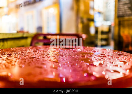 Wet tabella rossa macro closeup fuori del ristorante da marciapiede durante forti piogge durante la notte Foto Stock