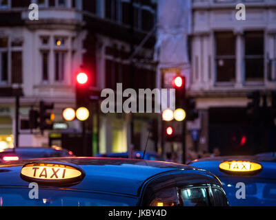 Londra Taxi Black Cabs - Taxi attendere per passeggeri al di fuori del centro di Londra stazione ferroviaria Foto Stock