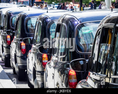 Londra Taxi Black Cabs - Taxi attendere per passeggeri al di fuori del centro di Londra stazione ferroviaria Foto Stock
