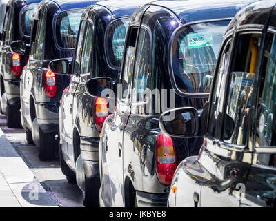 Londra Taxi Black Cabs - Taxi attendere per passeggeri al di fuori del centro di Londra stazione ferroviaria Foto Stock