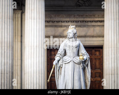 Statua della regina Anna al di fuori di St Pauls Cathedral nella zona centrale di Londra, Regno Unito. La statua è stata creata nel1886 Foto Stock
