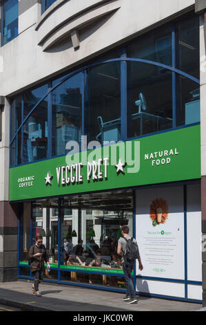 Finestra laterale del Veggie Pret, il braccio vegetariana del pret a Manger catena, in Soho, Londra, Regno Unito. I pedoni sono passanti e i clienti sono all'interno. Foto Stock