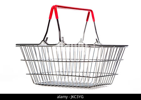 Metallo piccolo Shopping basket contro uno sfondo bianco Foto Stock