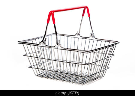 Metallo piccolo Shopping basket contro uno sfondo bianco Foto Stock