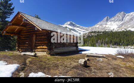 Half Way Hut Vintage Wood Log Cabin. Primitive Federal Heritage Building, area di Skoki, Lake Louise, Banff National Park, Montagne Rocciose Alberta Canada Foto Stock