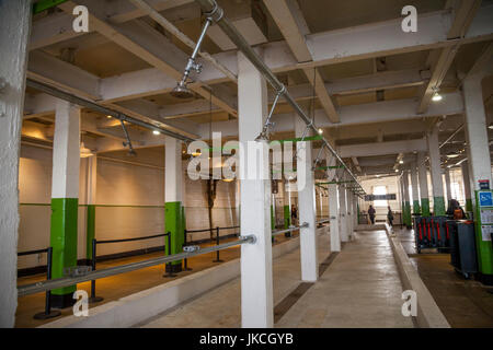 Area di doccia nel penitenziario di Alcatraz, San Francisco, California, Stati Uniti d'America Foto Stock