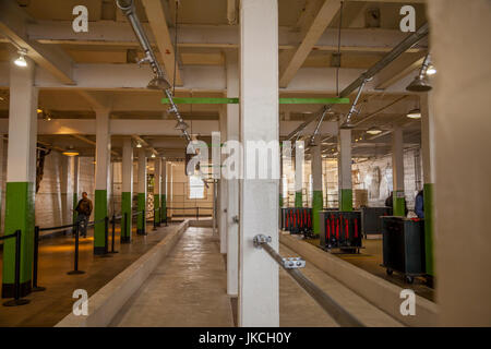 Area di doccia nel penitenziario di Alcatraz, San Francisco, California, Stati Uniti d'America Foto Stock